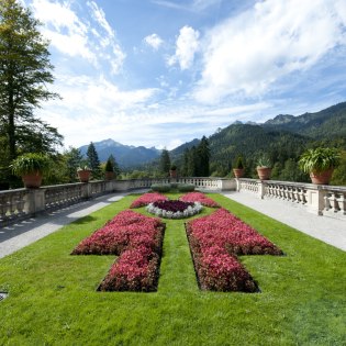 Terrasse des Schloss Linderhof mit Blick zur Parkanlage, © Bayerische Schlösserverwaltung (Foto: Veronika Freudling, München) www.linderhof.de