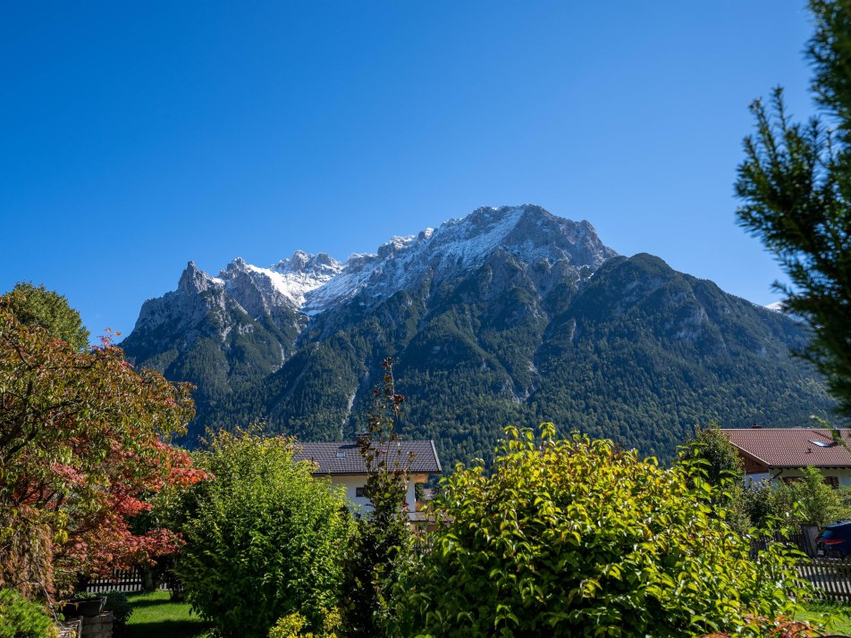 Garten mit Blick aufs Karwendelmassiv