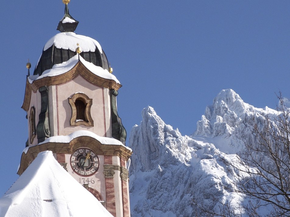 Kirche St. Peter und Paul in Mittenwald Winter, © Alpenwelt Karwendel | Bergschule Alpenwelt Karwendel