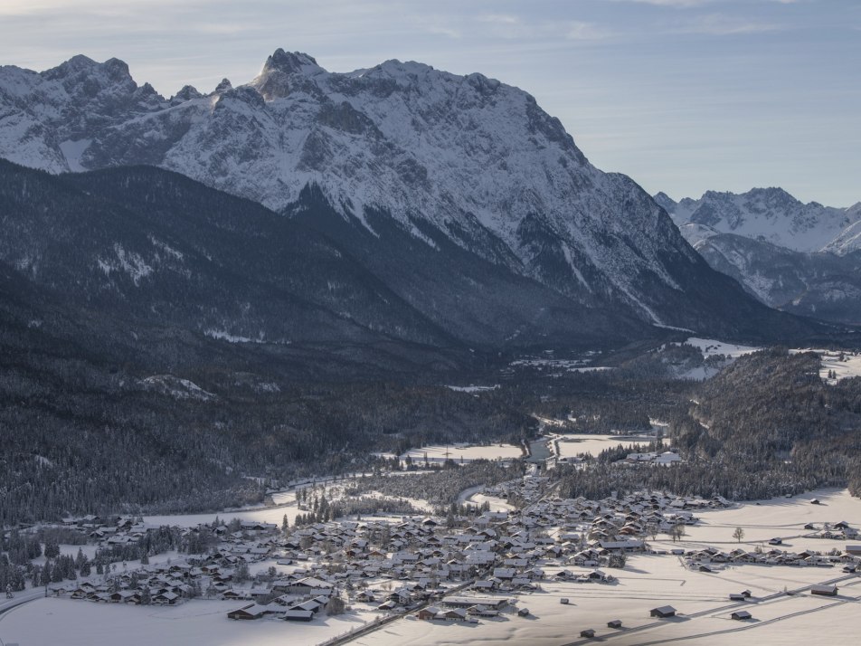 Blick auf den verschneiten Ort Krün, © Alpenwelt Karwendel | Philipp Gülland, PHILIPP GUELLAND