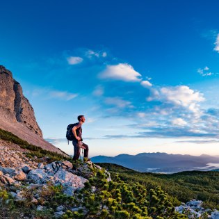 Wanderung mit Ausssicht und den Orten Mittenwald, Krün und Wallgau zu Füßen., © Alpenwelt Karwendel | Kriner & Weiermann