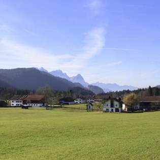 Der Krüner Ortsteil Gerold zwischen Wetterstein und Karwendel, © Alpenwelt Karwendel | Stefan Eisend