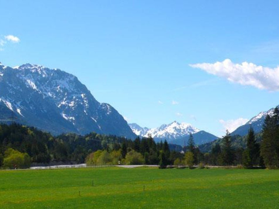 Aussicht über freie Wiesen zum Karwendel