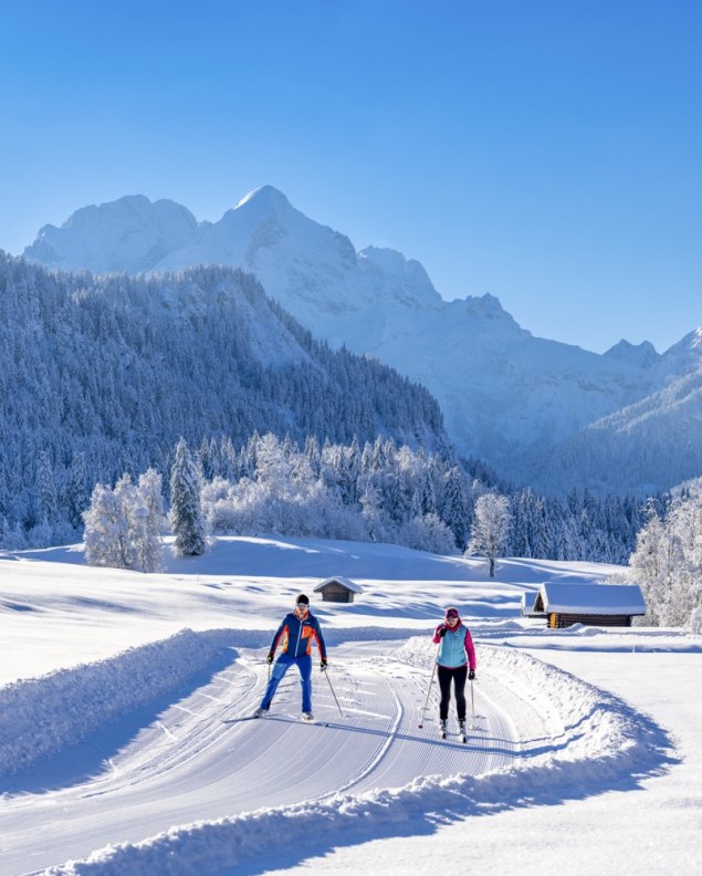 Cross-country skiing with mountain views in the Elmau valley, © Alpenwelt Karwendel | Kriner-Weiermann