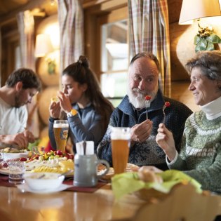 Gemütliche Einkehr an der Golf-Alm bei Wallgau - Ausflugsziele im Winter rund im Mittenwald, Krün und Wallgau, © Alpenwelt Karwendel | kreativ-instinkt.de Gemütliche Einkehr an der Golf-Alm bei Wallgau - Ausflugsziele im Winter rund im Mittenwald, Krün und Wallgau, © Alpenwelt Karwendel | kreativ-instinkt.de