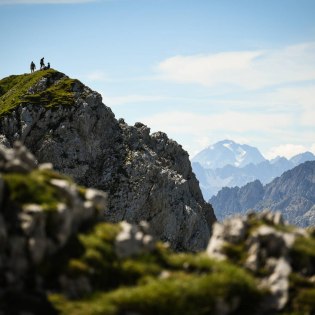 Zwei Wanderer genießen den Ausblick auf einen der Gipfel am Mittenwalder Klettersteig. , © Alpenwelt Karwendel | Philipp Gülland 