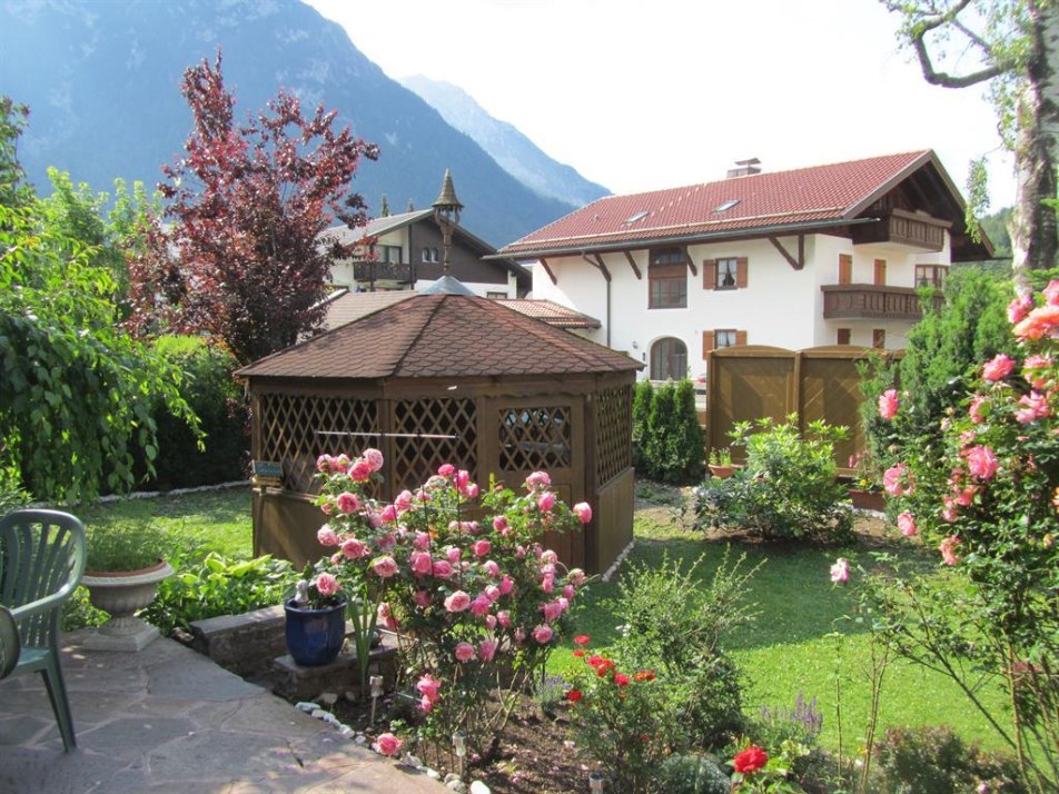 Garten mit Pavillon