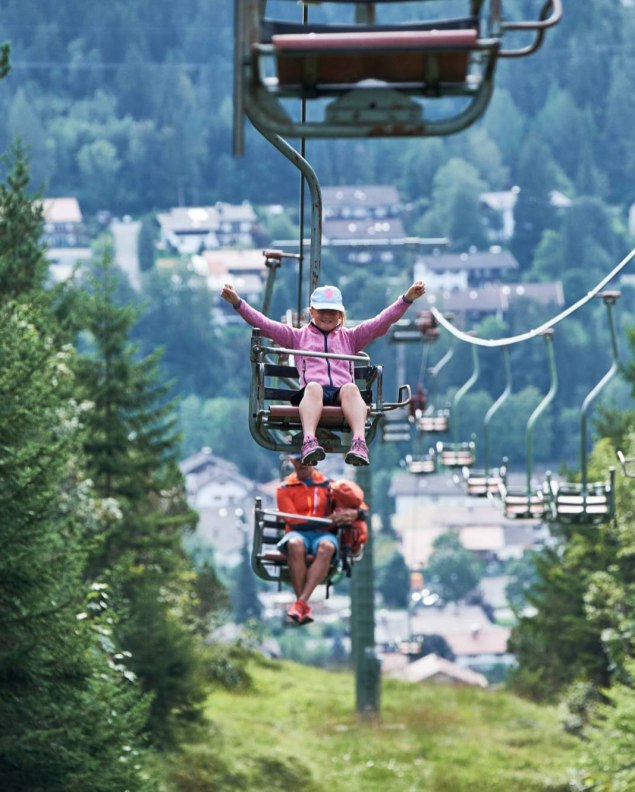 Der Kranzbergsessellift bei Mittenwald mit freudigen Fahrgästen, © Alpenwelt Karwendel | Anton Brey 