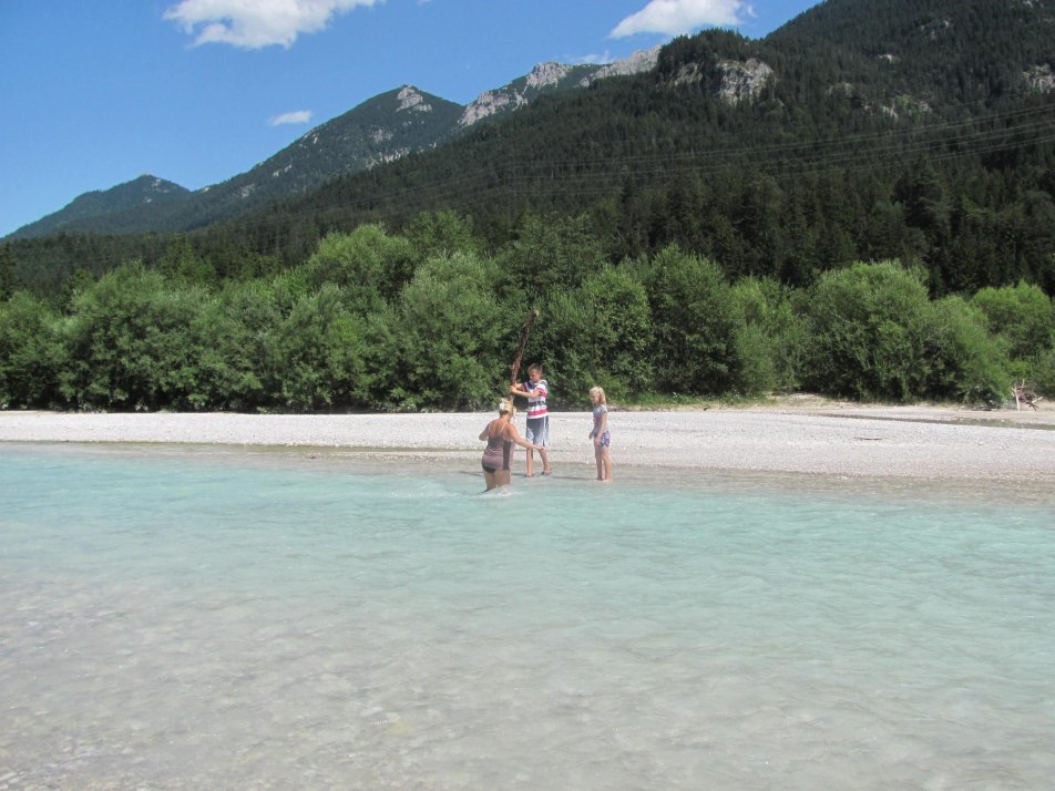 Spielende Kinder an der Isar