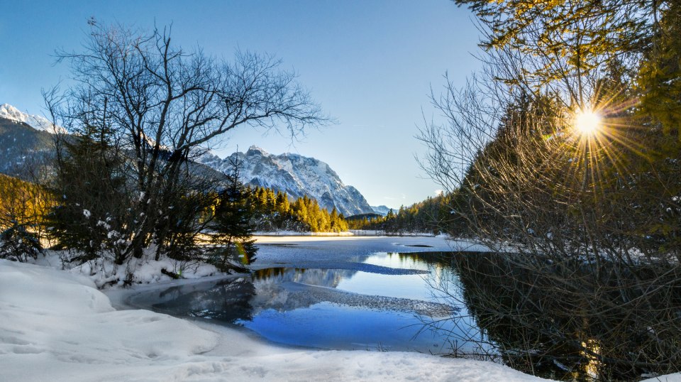 Winterliche Aussichten: Stausee bei Krün mit Karwendelmassiv, © Alpenwelt Karwendel | Wera Tuma