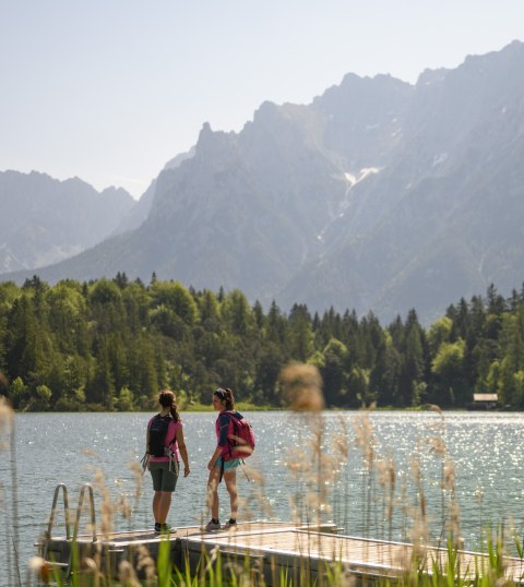 Auf dem Steg am Lautersee mit Blick auf Karwendelberge. Ein besonders idyllischer Badesee in den Bergen von Bayern. , © Alpenwelt Karwendel | Philipp Gülland