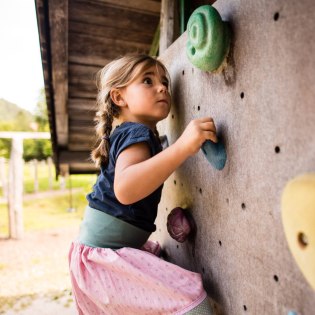 Kletterwand Naturspielplatz Wallgau, © Alpenwelt Karwendel | Philipp Gülland