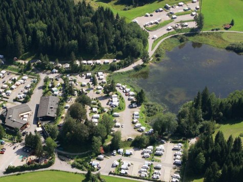 An aerial view shows the entire caravan park on the Tennsee near Krün , © Alpenwelt Karwendel | Alpen Caravanpark Tennsee