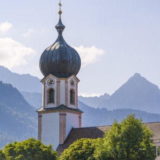 Kirchturm der St. Sebastian Kirche in Krün, © Alpenwelt Karwendel | Wolfgang Ehn