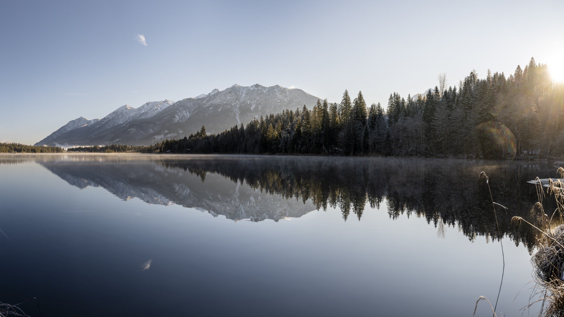 Frostige Eindrücke am Barmsee bei Krün mit winterlichem Panorama , © Alpenwelt Karwendel | Pierre Johne