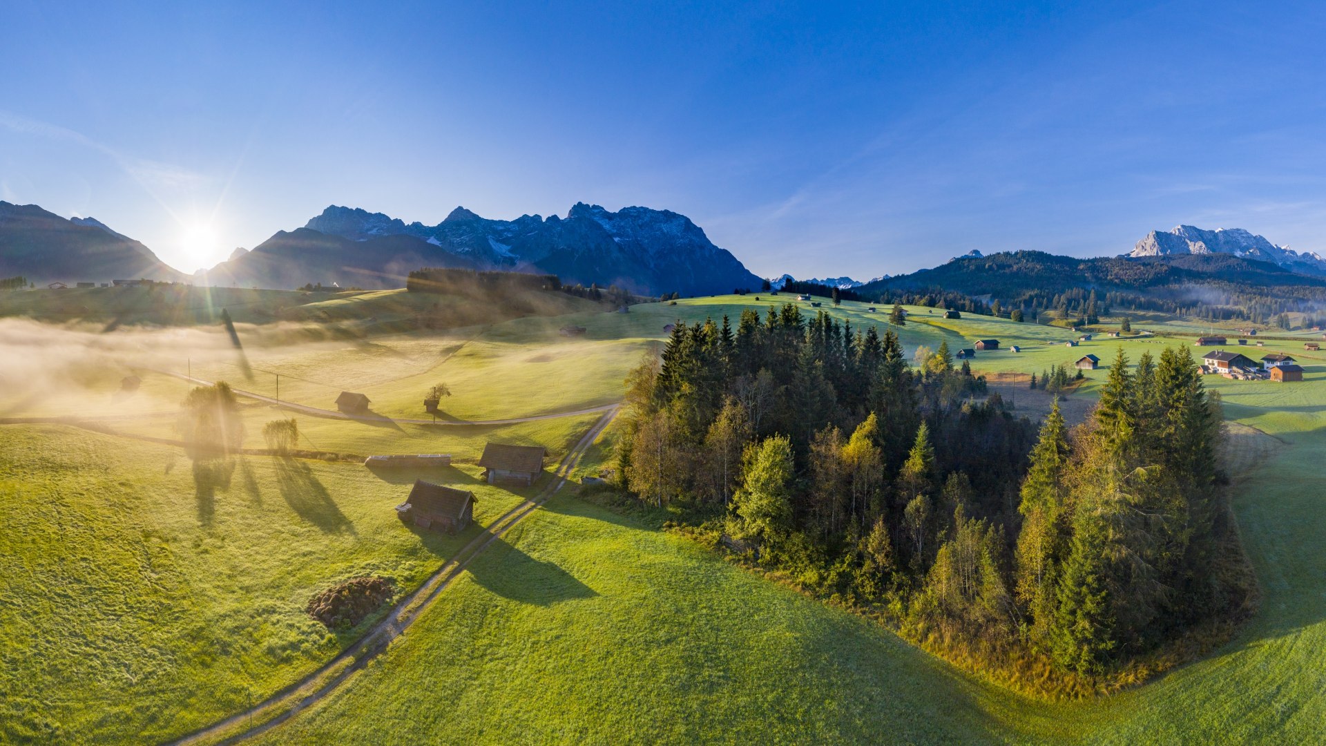 Herbstliche Buckelwiesen bei Krün mit Soiernberge, Karwendelmassiv und Wetterstein. , © Alpenwelt Karwendel | Kriner & Weiermann
