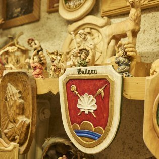 Holzschnitzerei von Fritz Walter - Ortswappen von Wallgau, © Alpenwelt Karwendel|bayern.by Marco Felgenhauer|woidlife photography