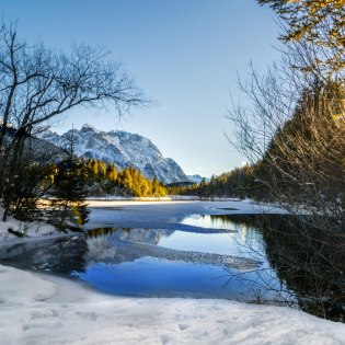 Winter views: Reservoir near Krün with Karwendel massif, © Alpenwelt Karwendel | Wera Tuma