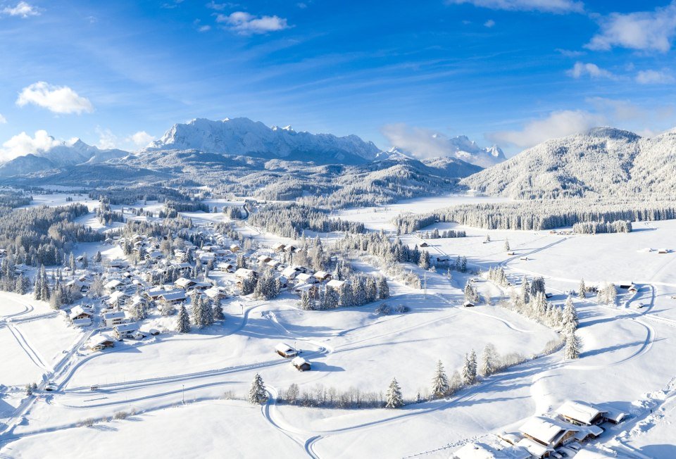 Numerous cross-country ski trails can be found in the Alpenwelt Karwendel in winter, here you can see an aerial view of the night trail in Krün, © Alpenwelt Karwendel | Kriner-Weiermann