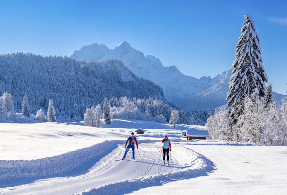 Langlaufen mit Bergblick im Elmauer Tal, © Alpenwelt Karwendel | Kriner-Weiermann