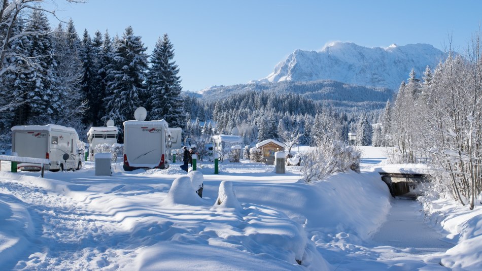 Tiefverschneite Wohnmobile und Wohnwägen auf dem außergewöhnlichen Campingplatz am Tennsee , © Alpenwelt Karwendel | Alpen-Caravanpark Tennsee 