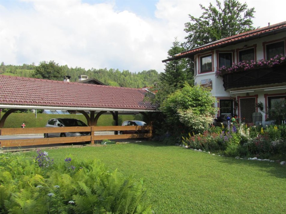 Blick vom Garten zum Carport der Gäste