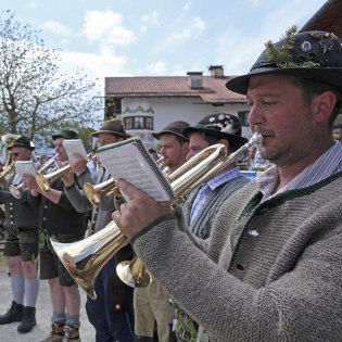 Die Musikkapelle Krün in Nahaufnahme am Dorfplatz beim Maibaumaufstellen , © Alpenwelt Karwendel | Christoph Schober 