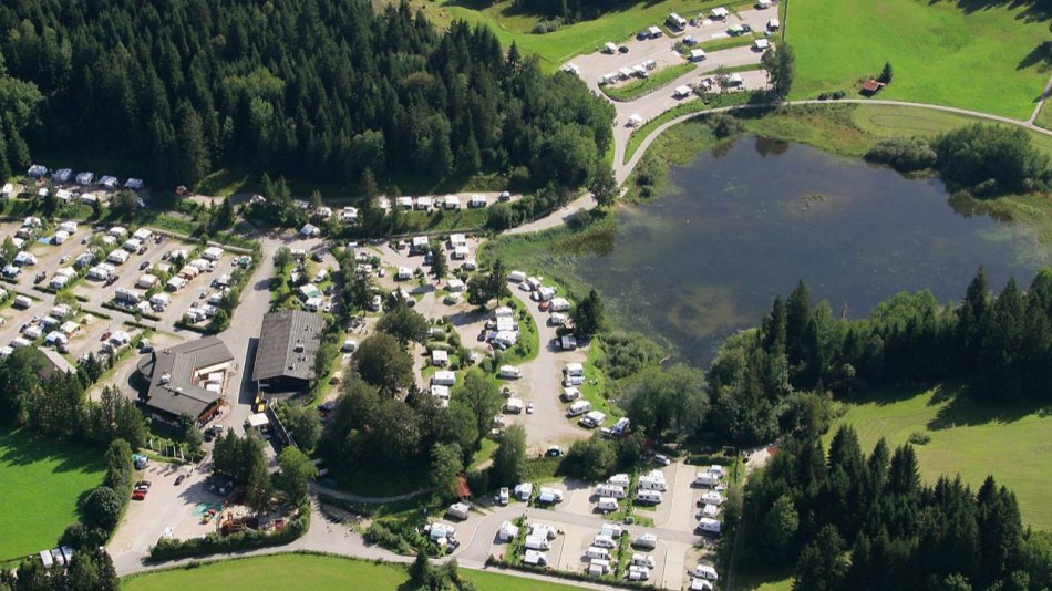 Eine Luftbildaufnahme zeigt den gesammten Caravanpark am Tennsee bei Krün , © Alpenwelt Karwendel | Alpen-Caravanpark Tennsee 