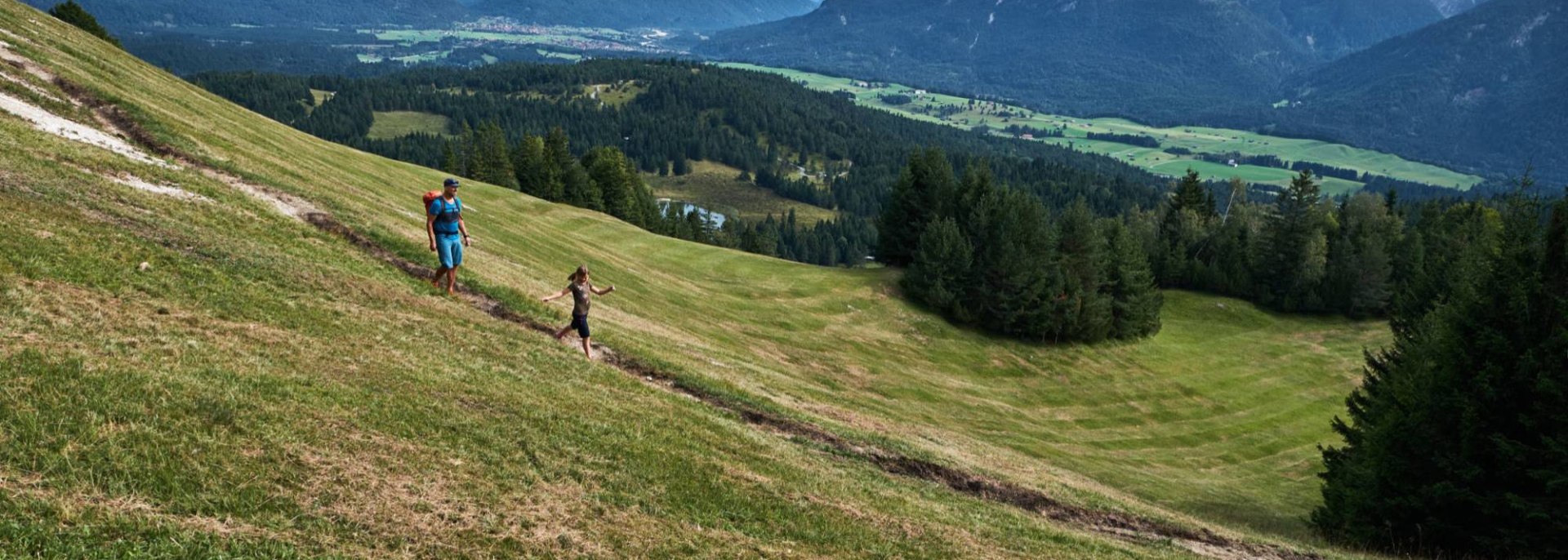 Hiking on the Kranzberg near Mittenwald with panorama in the background , © Alpenwelt Karwendel | Anton Brey 