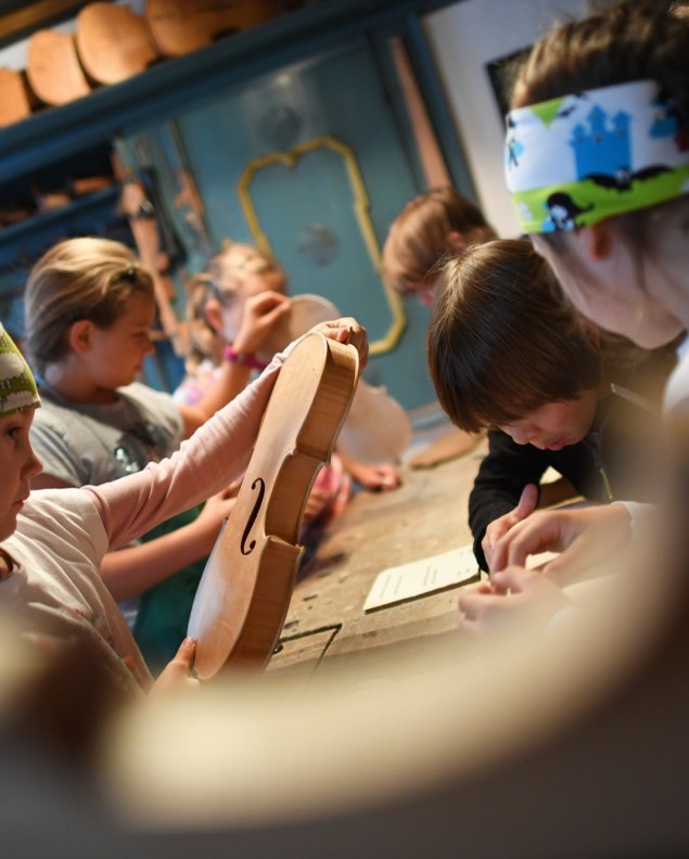 Kinderfreuden im Mittenwalder Geigenbaumuseum, © Alpenwelt Karwendel | Angelika Warmuth