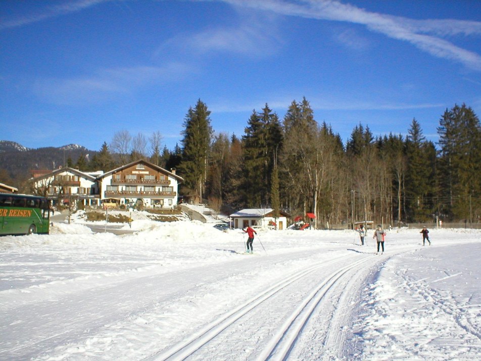 Langlaufloipe vor dem Haus