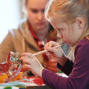 The framing program at the Christkindlmarkt in Mittenwald offers lots of Christmas fun for children doing handicrafts., © Alpenwelt Karwendel | Angelika Warmuth