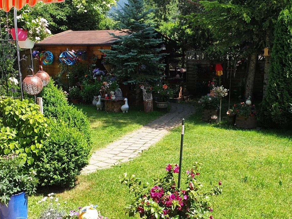 Blick vom Balkon in den Garten