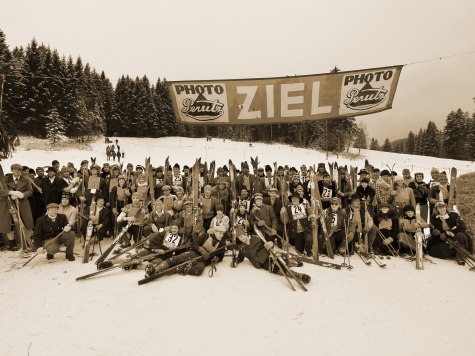 Gruppenbild vom Nostalskirennen in Krün, © Alpenwelt Karwendel | Christoph Schober