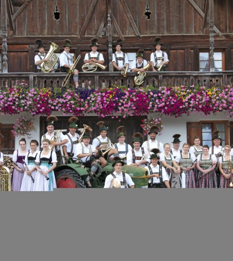Portrait der Musikkapelle Krün vor Bauernhaus, © Alpenwelt Karwendel | Christoph Schober 