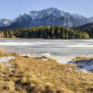Vereister Lautersee mit Blick auf den Karwendel, © Alpenwelt Karwendel | Wera Tuma