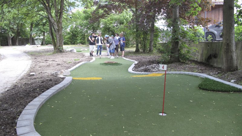 Wie wäre es mit einer Runde Spielgolf beim Karwendel-Golfplatz im Kurpark Puit, © Alpenwelt Karwendel | Helmut Lenk