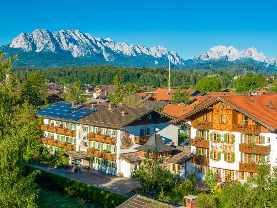 Hotelansicht mit Wettersteingebirge