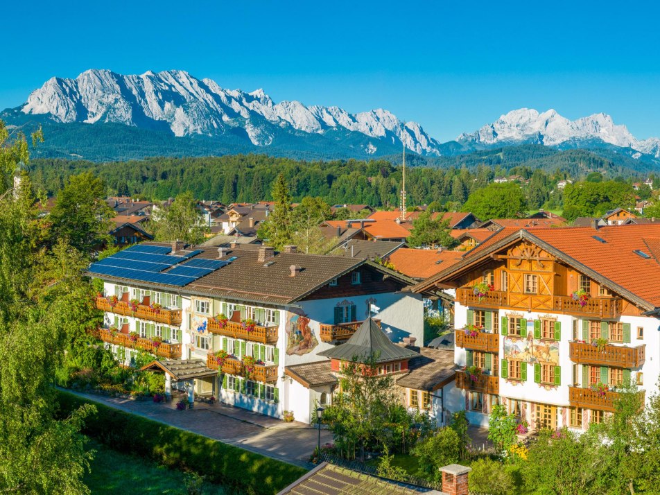 Hotelansicht mit Wettersteingebirge, © Schober