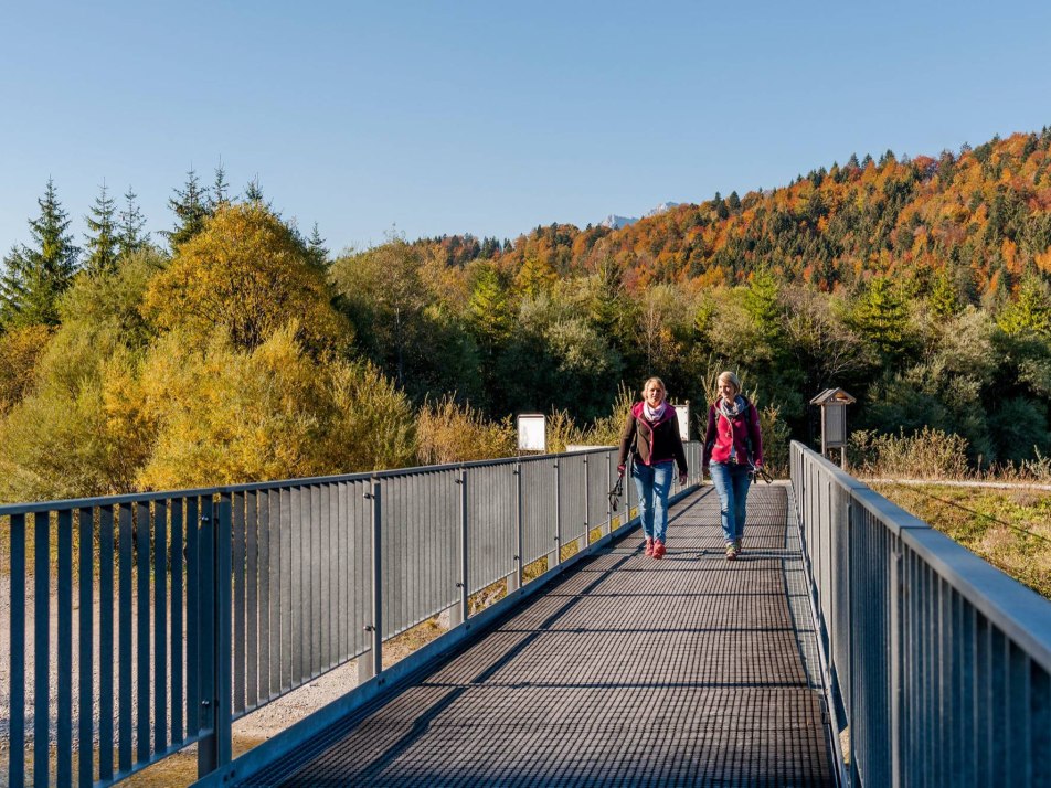 Wanderung um den Isarstausee im Herbst, © Alpenwelt Karwendel | bayern.by_Gregor Lengler