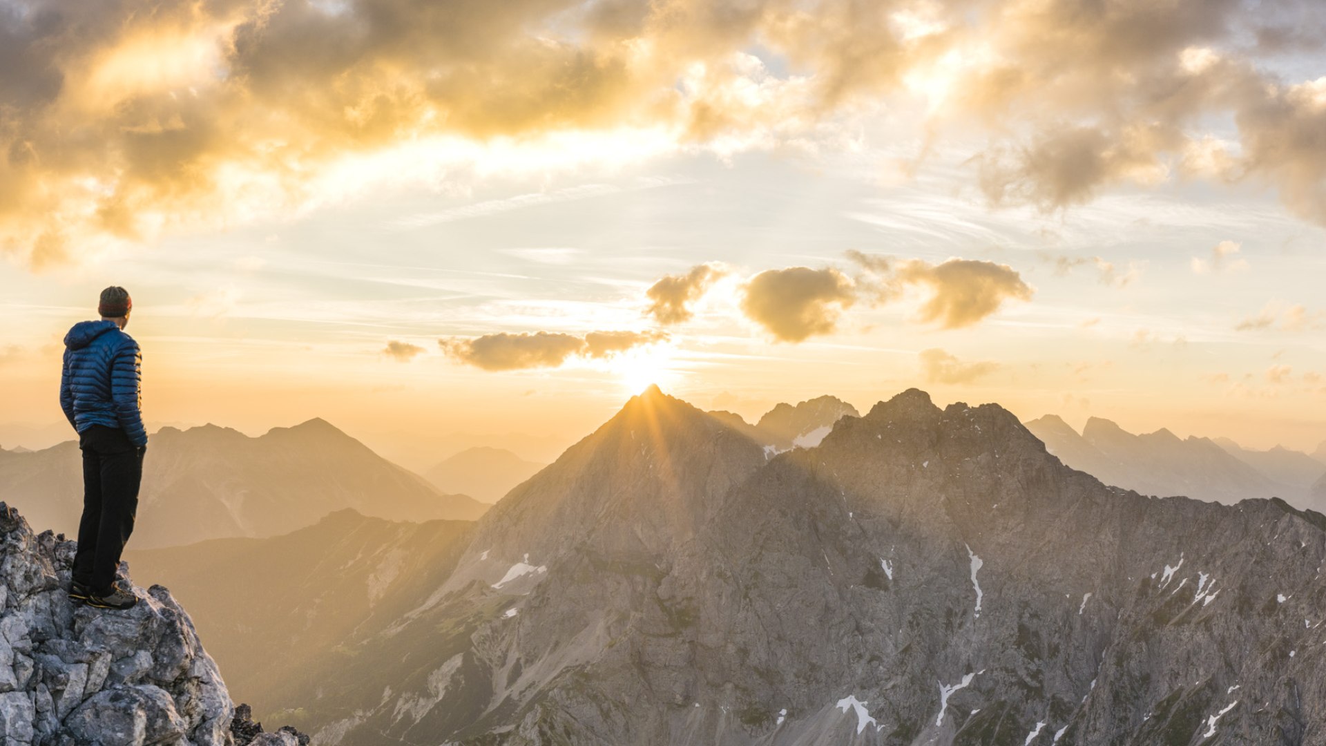 Stimmugsvolle Wanderung mit Blick ins Karwendel, © Alpenwelt Karwendel | Kriner & Weiermann