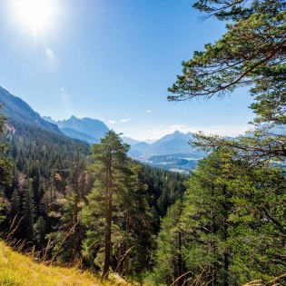 Aussicht vom Schwarkopf im Karwendel auf Mittenwald, © Alpenwelt Karwendel | bayern.by_Gregor Lengler