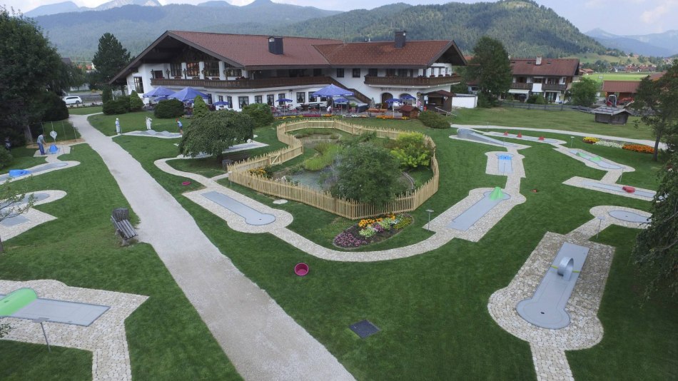 Luftansicht vom Kurhaus in Krün - Veranstaltungsort mit Restaurant, Minigolf und Parkanlage, © Alpenwelt Karwendel | Florian Schmid