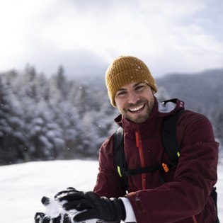 Winter in den Bergen - Schneeballschlacht im Schnee der Alpenwelt Karwendel, © Alpenwelt Karwendel | kreativ-instinkt.de