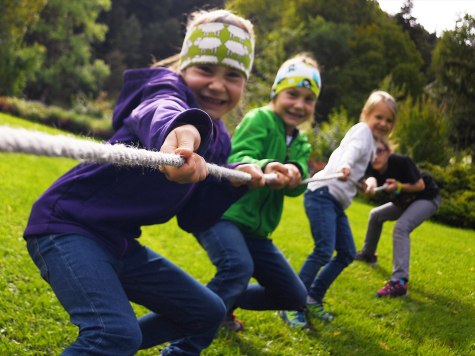 Kinde beim Tauziehen im Kurpark Puit, © Alpenwelt Karwendel | Angelika Warmuth