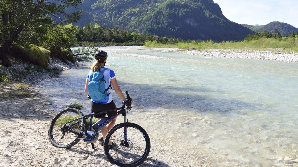 Eine kühle Erfrischung - mit dem Fahrrad entland der Isar in der Alpenwelt Karwendel, © Alpenwelt Karwendel | Stefan Eisend