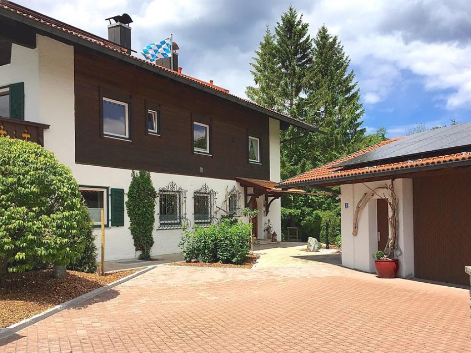 Ost Ansicht mit Stellplätzen Ferienhaus Tratz, © Armin Bittner Ost Ansicht mit Stellplätzen Ferienhaus Tratz, © Armin Bittner