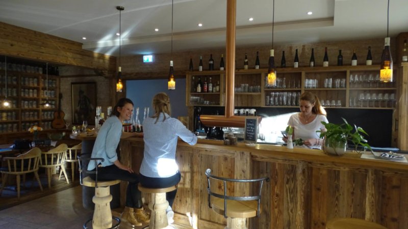 Die neu gestaltete Bar der Krüner Stub'n, © Alpenwelt Karwendel | Andrea Schmölzer