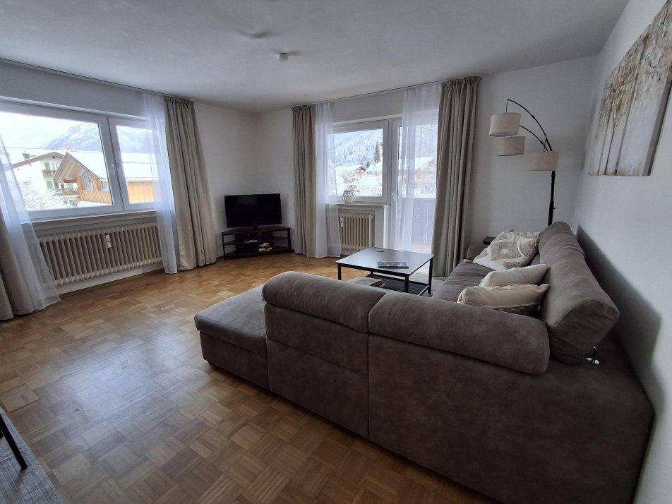 Wohnzimmer mit gemütlicher Couch