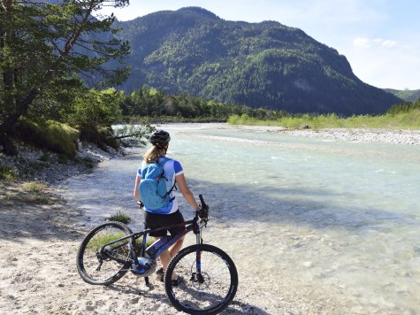 Eine kühle Erfrischung - mit dem Fahrrad entland der Isar in der Alpenwelt Karwendel, © Alpenwelt Karwendel | Stefan Eisend